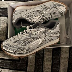 Stylish Athletic Sneakers in Gray and White